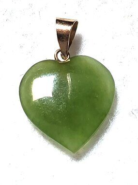 Elegant Vintage 14K Solid Gold Natural Green Nephrite Jade Heart Pendant